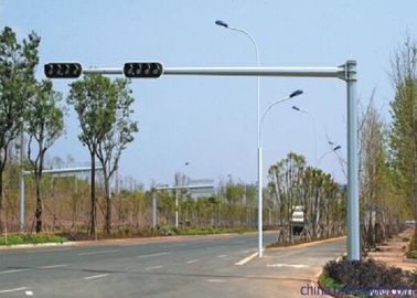چین 6.5M Traffic Light Pole Durable Single Arm Outdoor Light Pole With Anchor Bolts تامین کننده