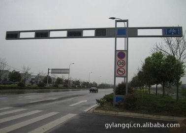 چین Signal Customization Traffic Light Pole Gr65 4m / 6m Galvanized Road Light Poles تامین کننده